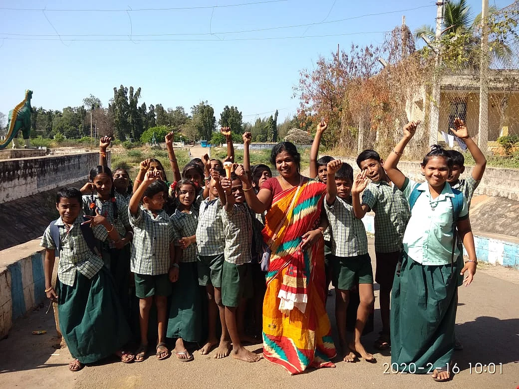 மாணவர்களுடன் ஆசிரியை முருகேஷ்வரி