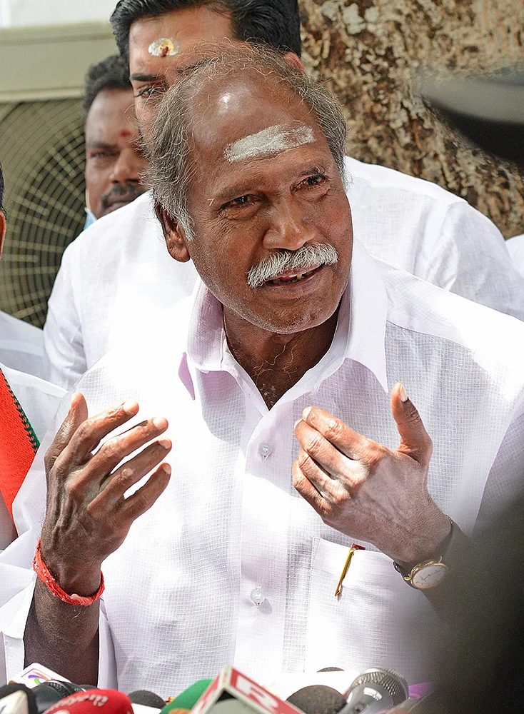 நாற்காலி சண்டை... நாற்றமெடுக்கும் புதுச்சேரி அரசியல்!