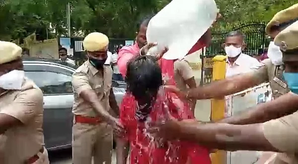 தண்ணீர் ஊற்றிக் கழுவும் போலீஸார்