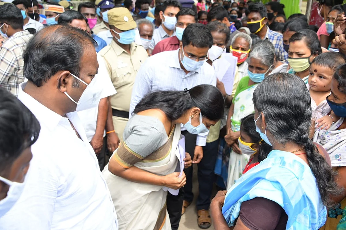 கனிமொழியிடம் பேசும் சிறுமி பிருத்திகா