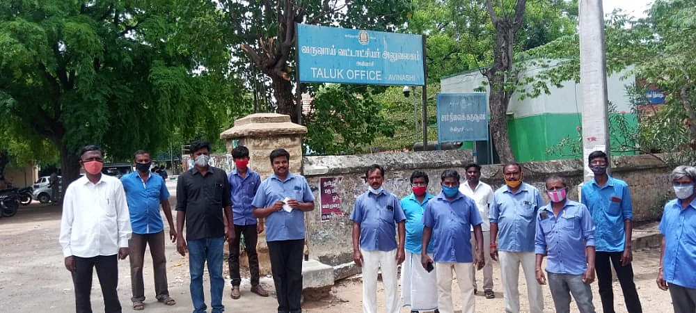 வட்டாட்சியர் அலுவலகம் முன்பு ஆர்ப்பாட்டம் நடத்தும் கூட்டமைப்பினர்