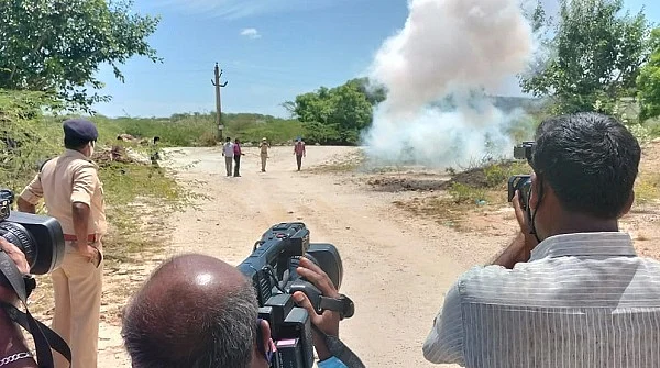 வெடிகுண்டுகள் செயல் இழக்க வைப்பு