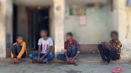 பெற்றோரை இழந்து தவிக்கும் 4 சிறுவர்கள்