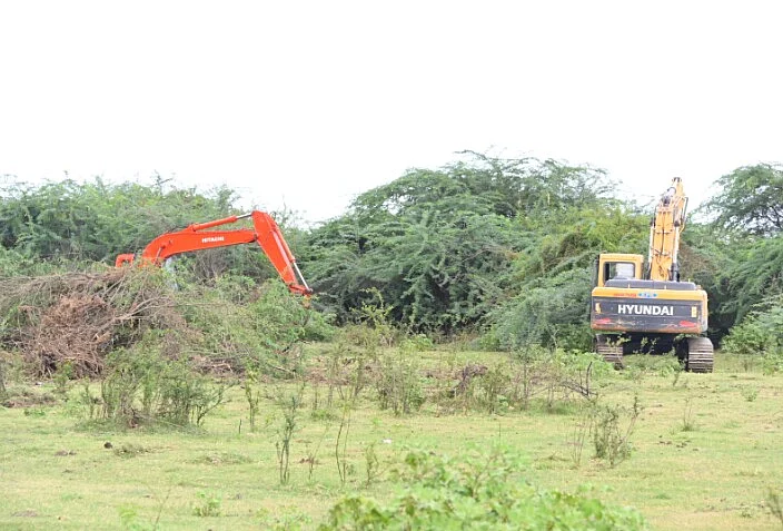 தூர் வாரப்படும் குளம்