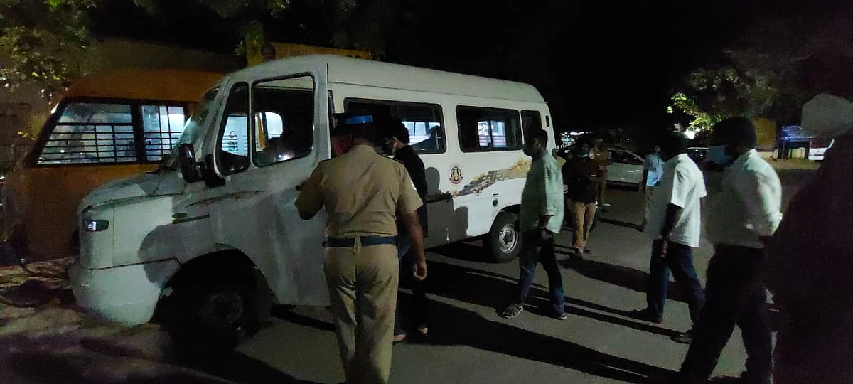 நாம் தமிழர் நிர்வாகிகளைக் கைதுசெய்த போலீஸார்