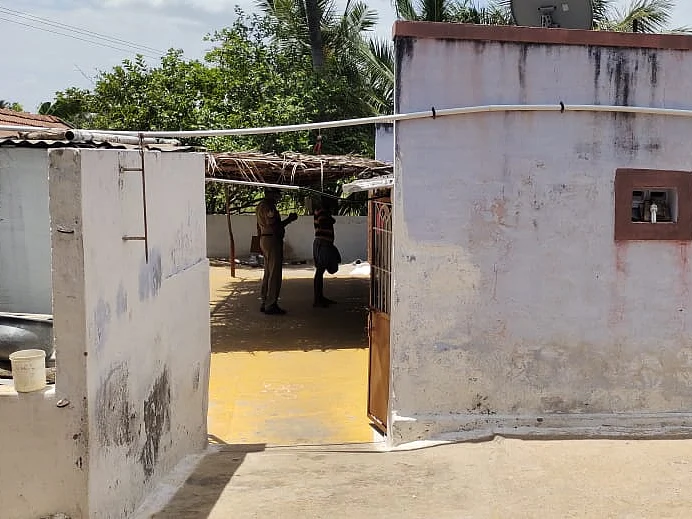 கொரோனா சோதனை என மர்மநபர் கொடுத்த மாத்திரை: ஒருவர் பலி, தீவிர சிகிச்சையில் 3 பேர்- ஈரோட்டில் பரபரப்பு