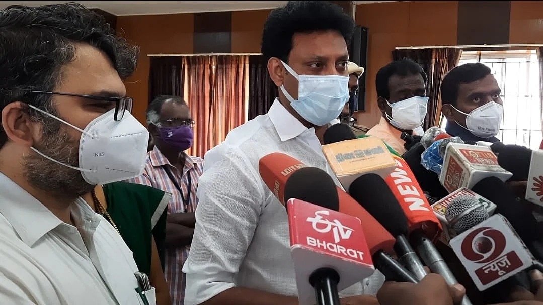 பேட்டியளிக்கும் அன்பில் மகேஷ்