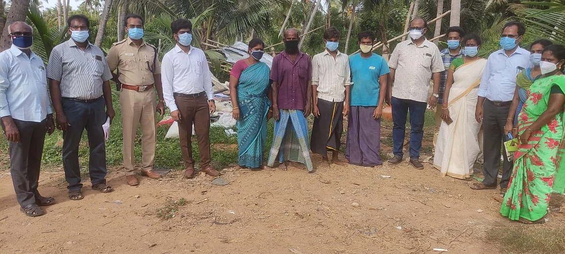 சப்கலெக்டருடன் மீட்கப்பட்ட குடும்பத்தினர்