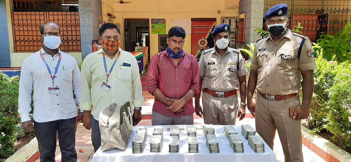 பணத்துடன் ஆந்திர மாநில இளைஞர்