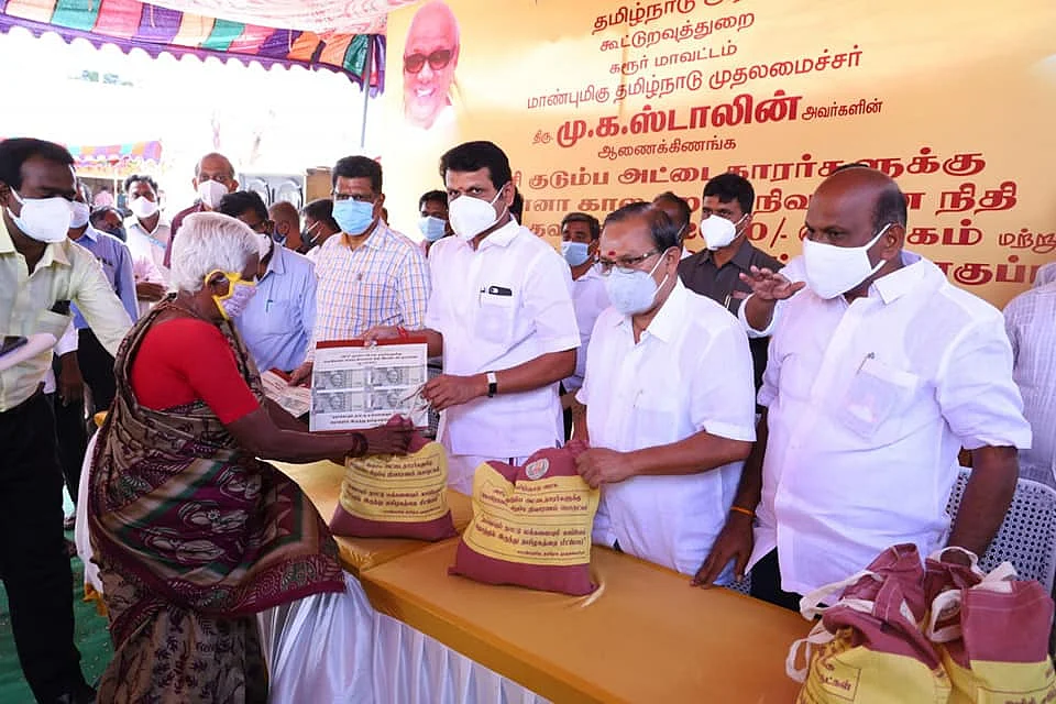 நிவாரணம் வழங்கும் செந்தில் பாலாஜி