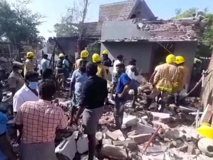 விருதுநகர்: வீட்டில் சட்ட விரோதமாகப் பட்டாசு தயாரிப்பு; 5 வயது சிறுவன் உட்பட 3 பேர் பலி!