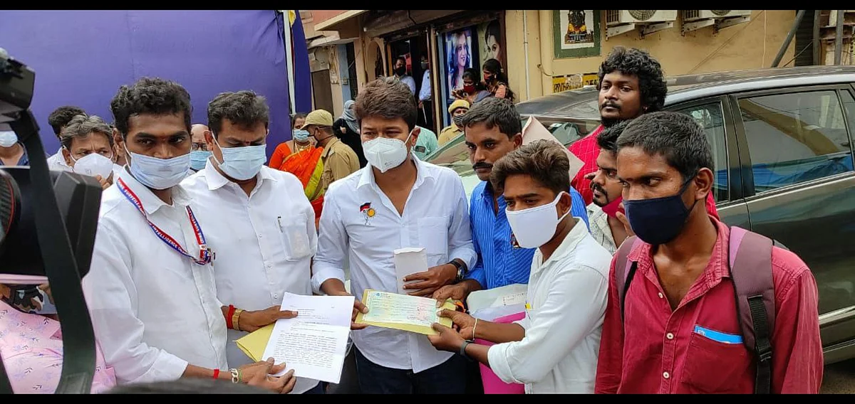 உதயநிதியைச் சந்தித்து மனு கொடுத்த கேங்மேன் பணிக்குத் தேர்வானவர்கள்.