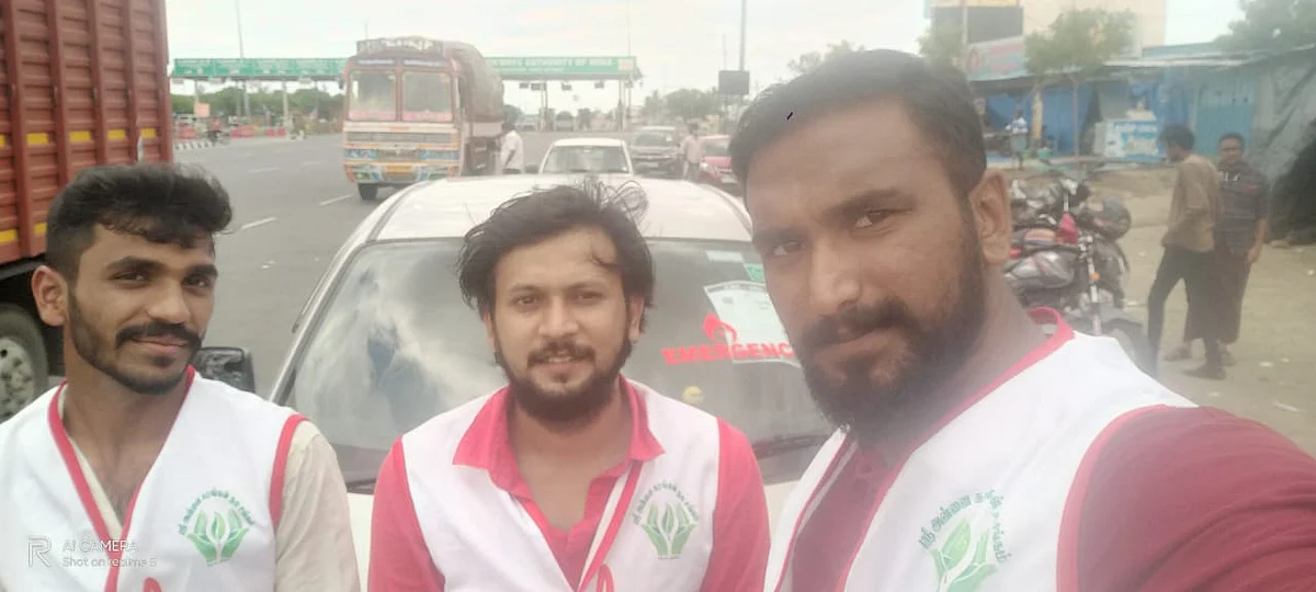 ரத்த தானம் செய்த கோவை இளைஞர்கள்