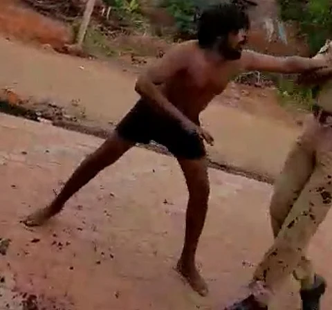 போலீஸ் மீது தாக்குதல்
