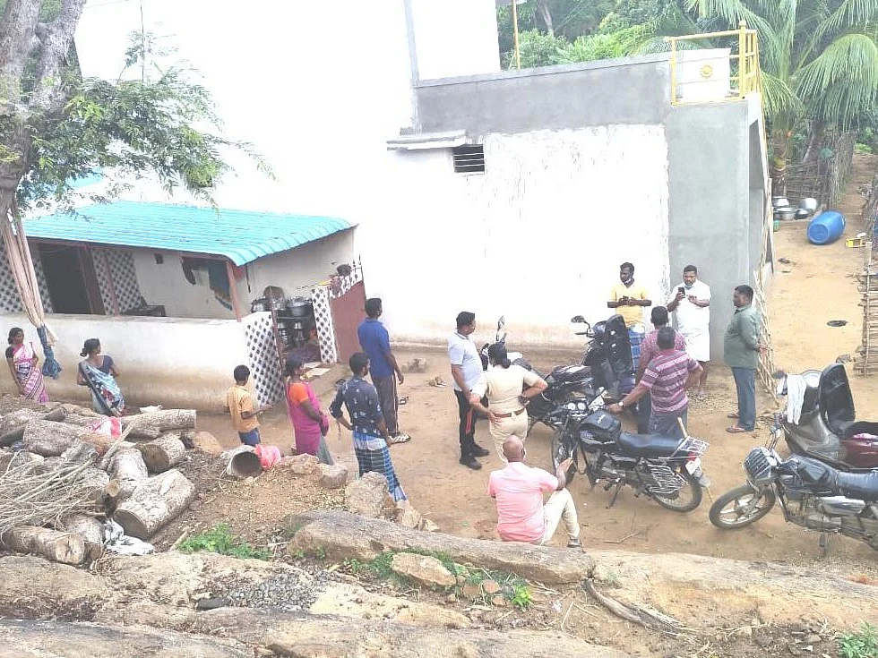 வேலூர்: 'சாராய ரெய்டுக்குச் சென்ற இடத்தில் கொள்ளை! - 3 காவலர்கள் மீது வழக்கு பதிவு!