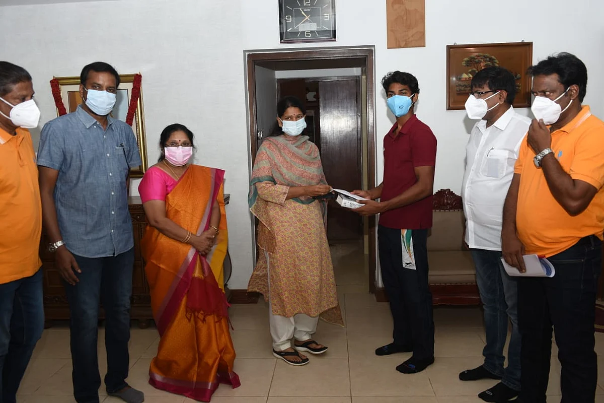 கனிமொழியிடம் வாழ்த்து பெற்ற மாரீஸ்வரன்