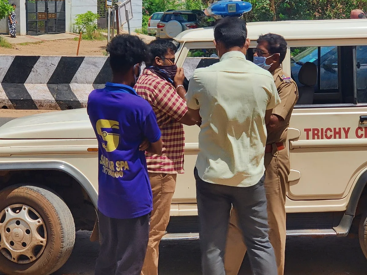 போலீஸார் முன்னிலையில் நடந்த பேச்சுவார்த்தை