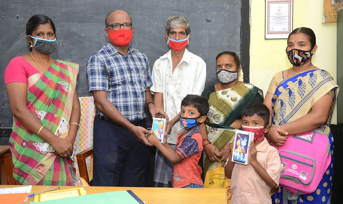 கடந்த ஆண்டு அட்மிஷனுக்கு வழங்கப்பட்ட ஸ்மார்ட் போன்கள்