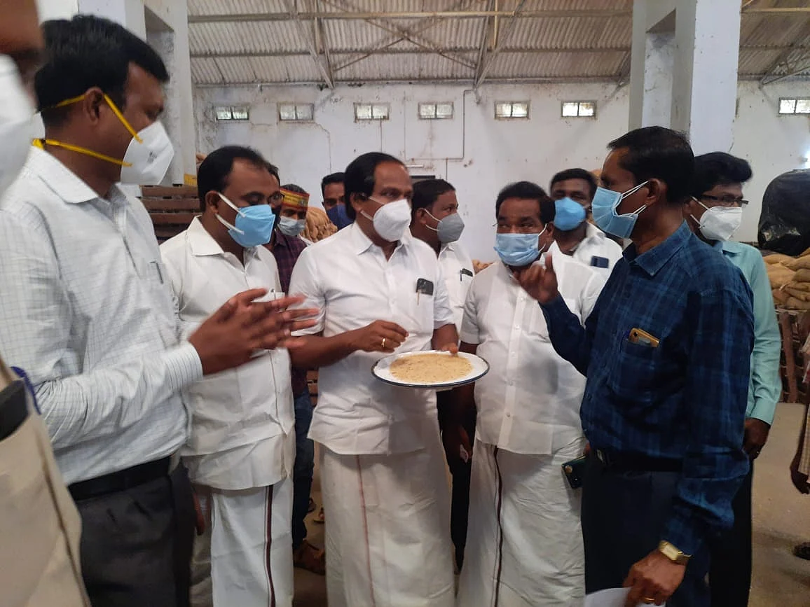 கோணம் அரிசி குடோனில் ஆய்வு செய்யும் அமைச்சர் மனோ தங்கராஜ்