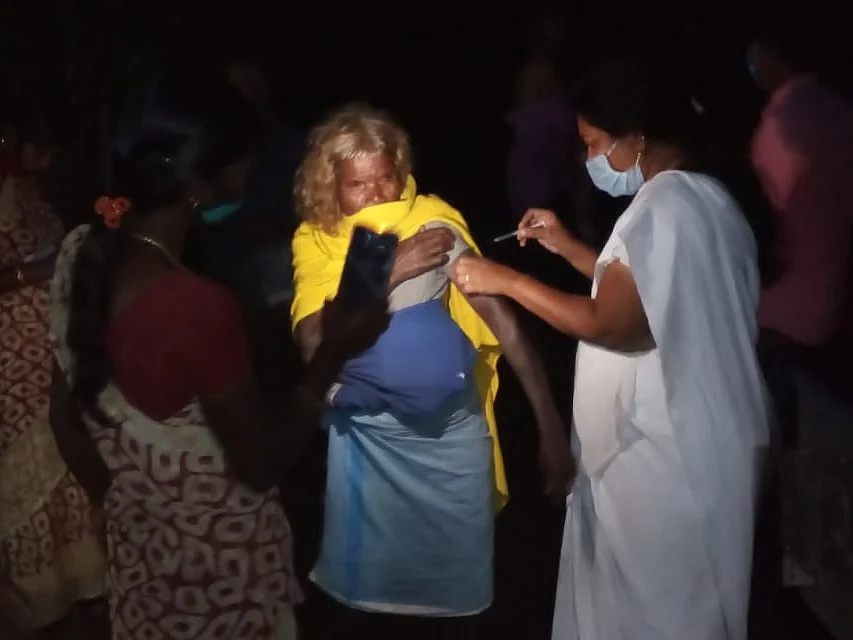 நீலகிரி: கொரோனா தடுப்பூசிக்கு பயந்து ஓடி ஒளியும் மக்கள்; விழிப்புணர்வு ஏற்படுத்திய சுகாதாரத்துறை!