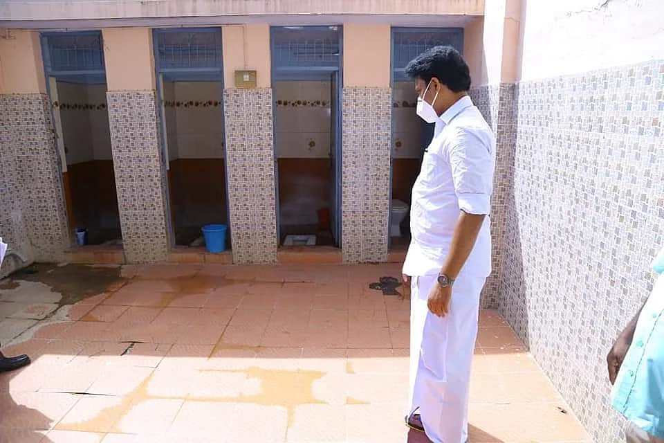 கழிவறைகளை ஆய்வு செய்த அமைச்சர் அன்பில் மகேஷ்