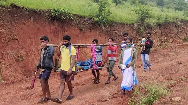 டோலியில் தூக்கிச் செல்லப்பட்ட கர்ப்பிணி