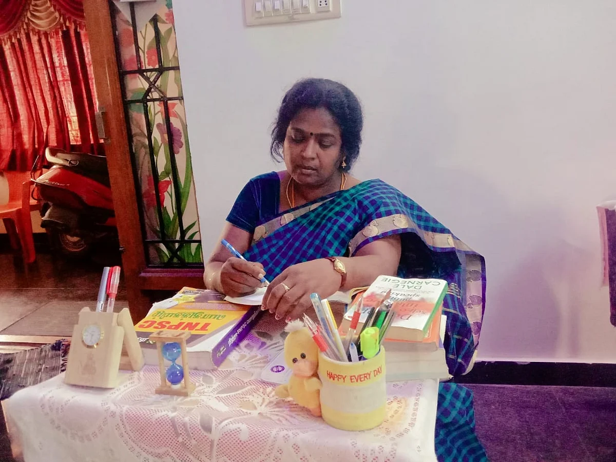 ஆசிரியை
முருகேஷ்வரி