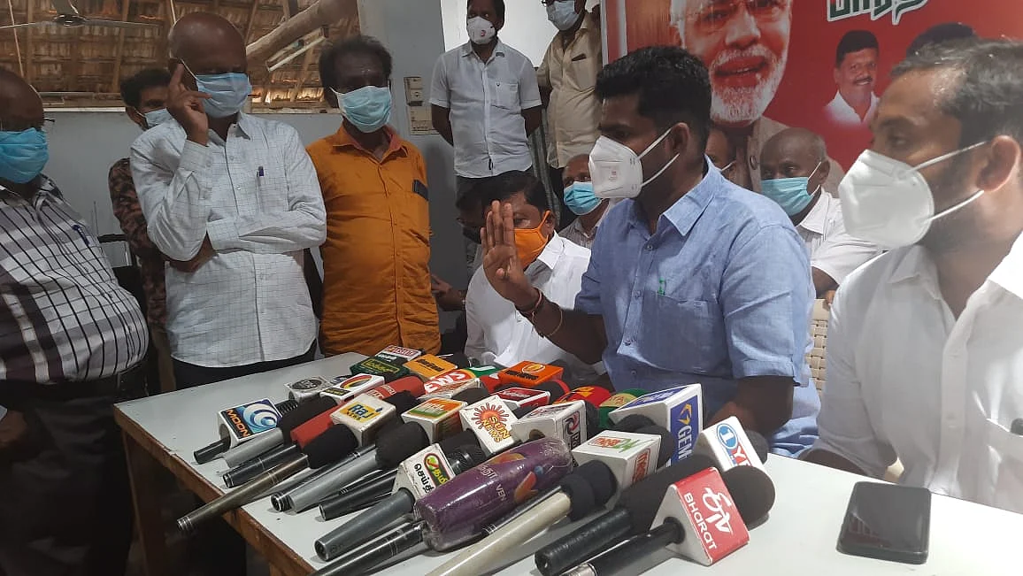 பேட்டியளிக்கும் அண்ணாமலை