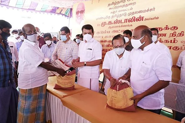 நிவாரணம் வழங்கும் செந்தில் பாலாஜி
