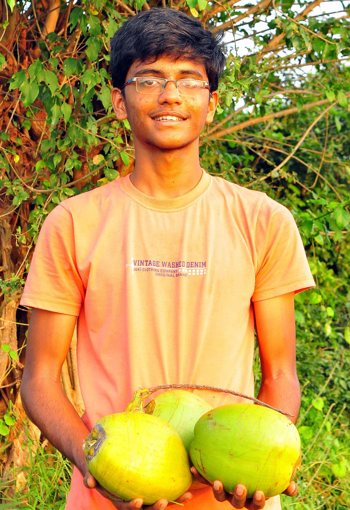 இளநீர் காய்களோடு விமல்குமார்