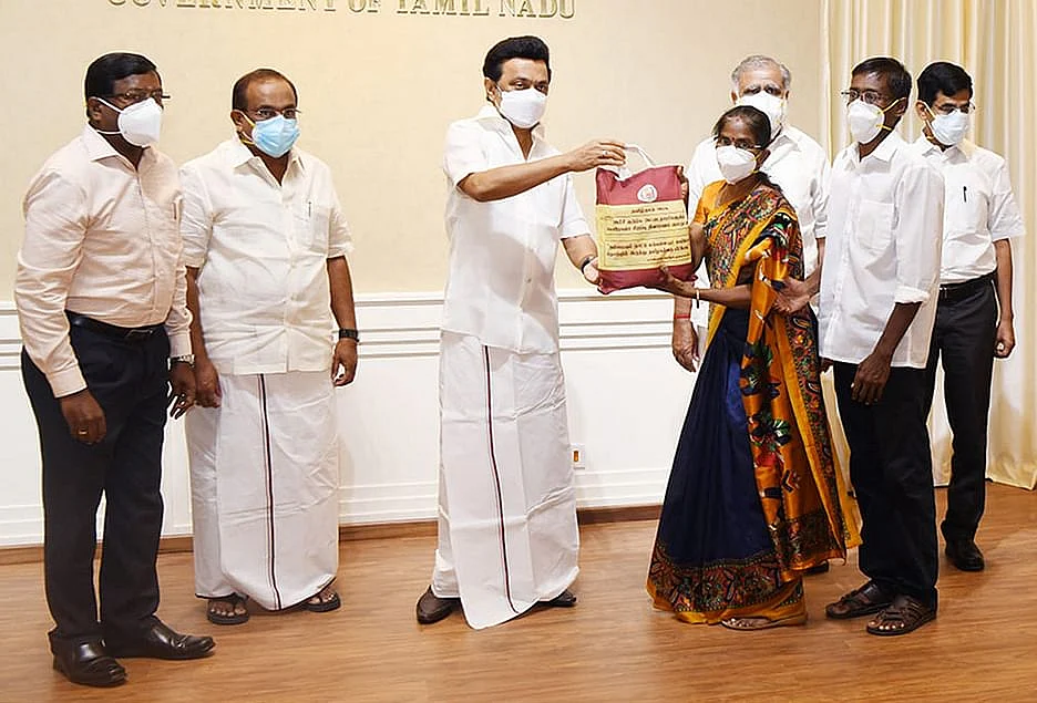 கொரோனா நிவாரண மளிகைத் தொகுப்புகளை வழங்கும் முதல்வர் ஸ்டாலின்