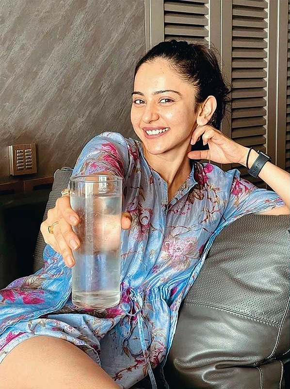 Rakulpreet: சில்லுனு ஒரு கிளாஸ்!