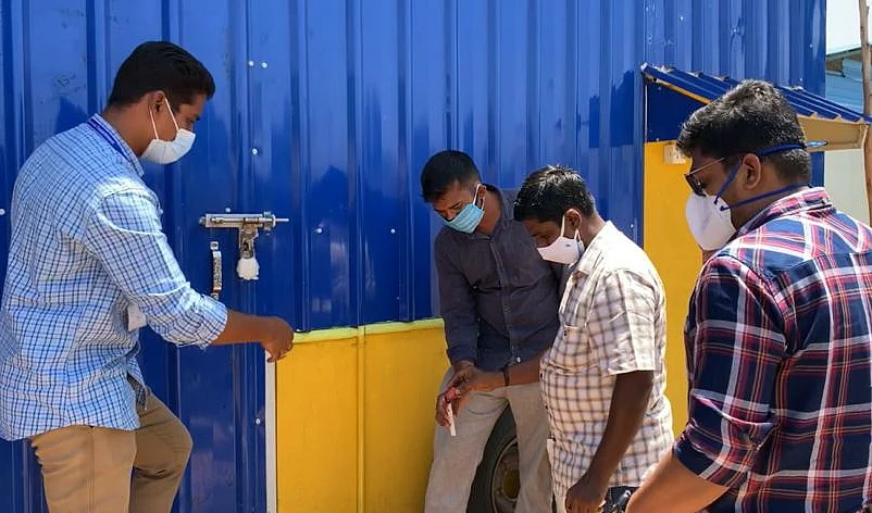 சீல் வைக்கும் அதிகாரிகள்