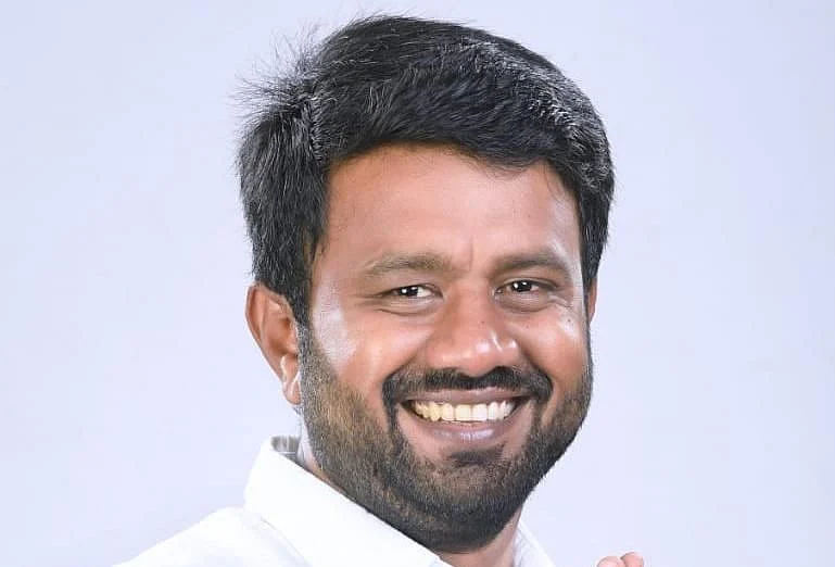புதுச்சேரி: ’ஆக்சிஜன் படுக்கைகளுடன் 24 மணிநேர இலவச கொரோனா மருத்துவமனை!’ அசத்தும் தி.மு.க எம்.எல்.ஏ |DMK MLA Senthilkumar Opens Free 24 hour Covid Hospital with oxygen beds at Puducherry 2 பாகூர் எம்.எல்.ஏ செந்தில்குமார்