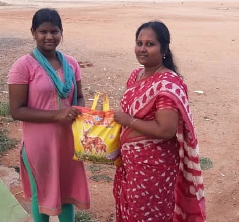 அரிசி வழங்கும் தேவிகலா