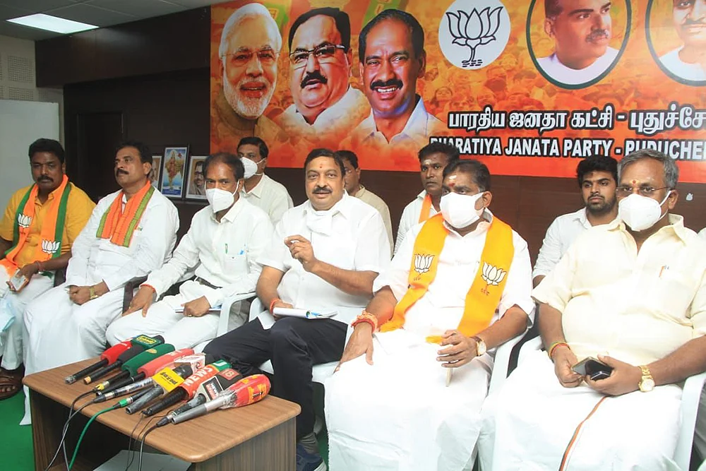 நாற்காலி சண்டை... நாற்றமெடுக்கும் புதுச்சேரி அரசியல்!