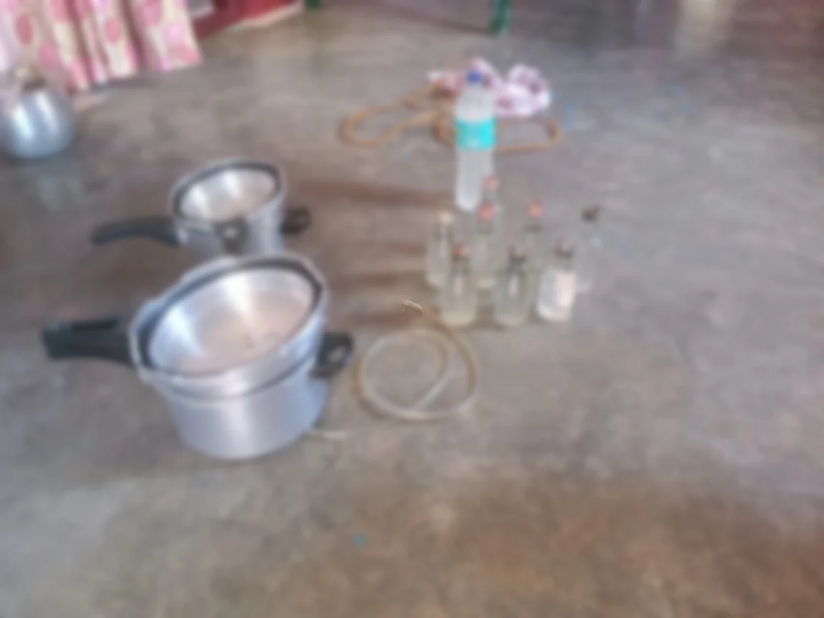 கரூர்: 'யூ-டியூப் ரெஃபெரென்ஸ்; குக்கரில் சாராயம்! - தந்தை, மகனை வளைத்த போலீஸ்!'
