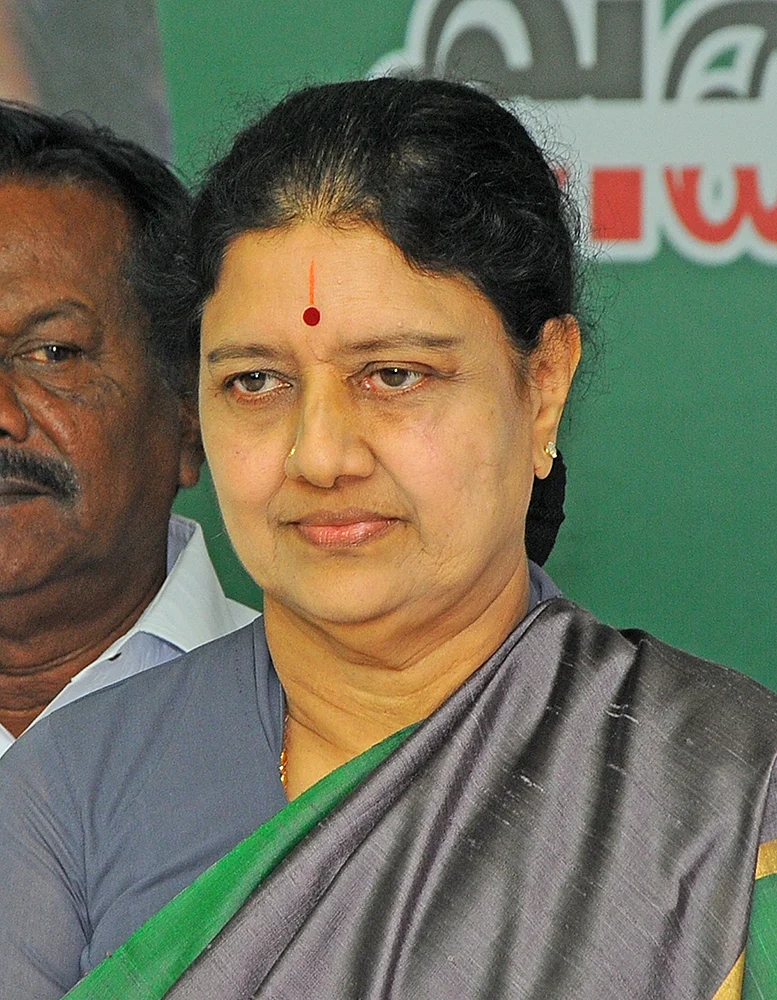 முட்டிமோதும் முன்னாள் முதல்வர்கள்!
