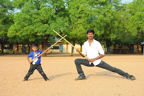 சிலம்பத்துடன் மணிகண்டன்