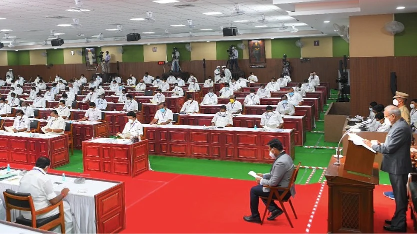 தமிழக அரசின் கூட்டத்தொடரில் உரையாற்றும் ஆளுநர்