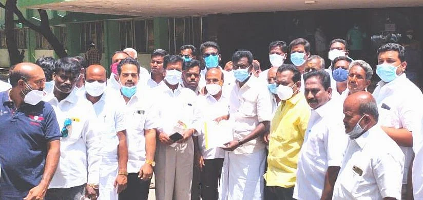 புகாரளித்த அ.தி.மு.க நிர்வாகிகள்