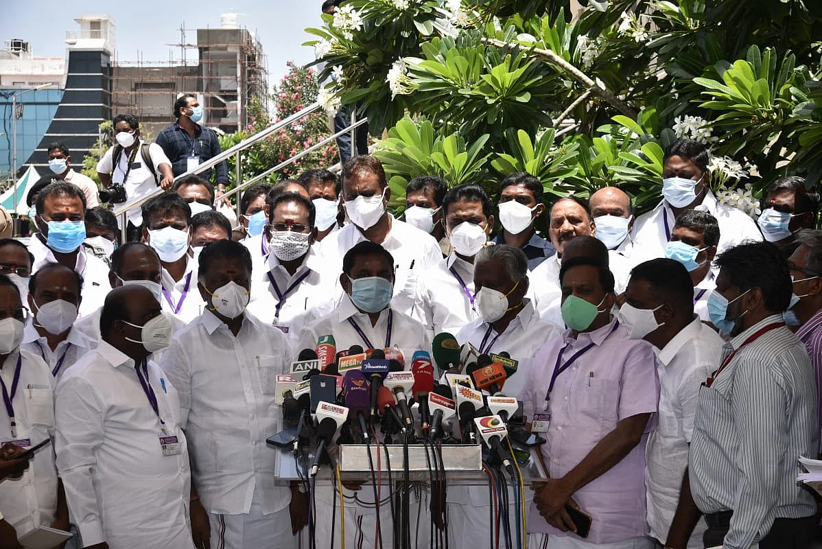 சட்டசபையில் எடப்பாடி பழனிசாமி, ஓ.பன்னீர்செல்வம்