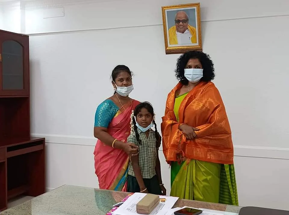 உண்டியல் சேமிப்பை அரசுக்கு வழங்கிய சிறுமி