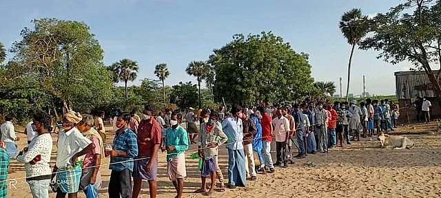 வரிசையில் காத்துக்கிடக்கும் மக்கள்