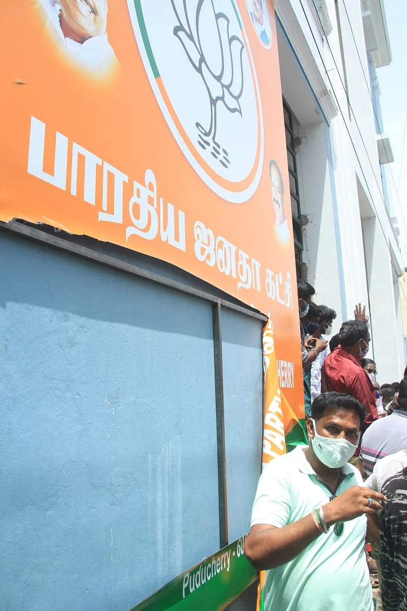 கிழிக்கப்பட்ட பா.ஜ.க பேனர்