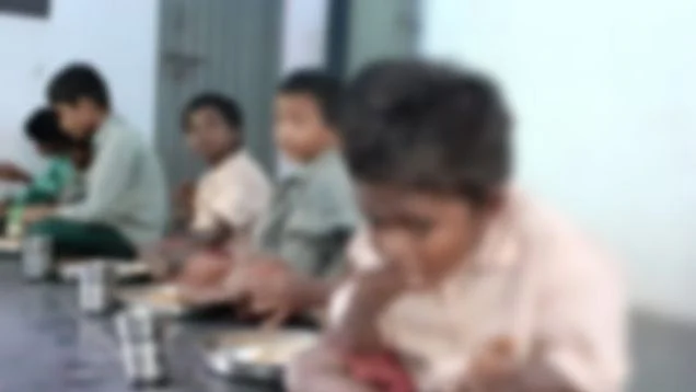 மதிய உணவு சாப்பிடும் மாணவர்கள்