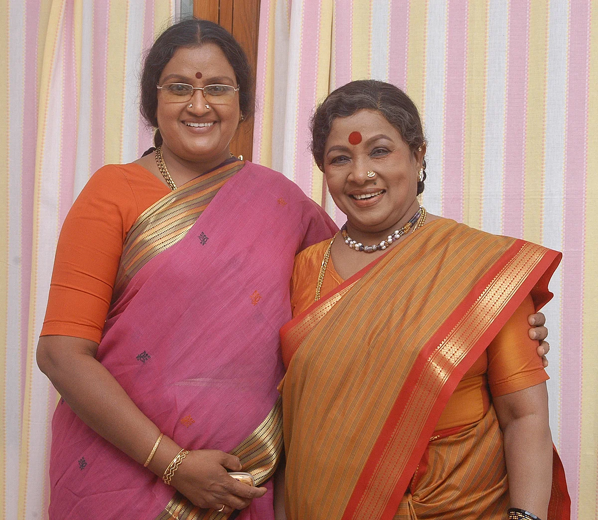 `கேஷியர் வேலை, 40 வருஷ சினிமாவில் சம்பாதித்தது, சாமானிய வாழ்க்கை!' - நடிகை வடிவுக்கரசி ஷேரிங்ஸ் | actress vadivukkarasi shares about her cinema and life journey 2 மனோரமாவுடன் வடிவுக்கரசி