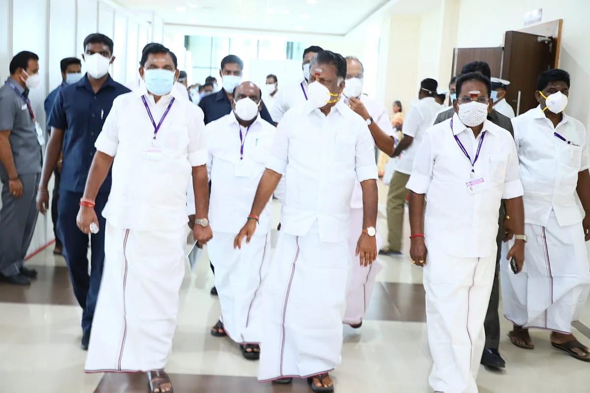 சட்டசபையில் எடப்பாடி பழனிசாமி, ஓ.பன்னீர்செல்வம்
