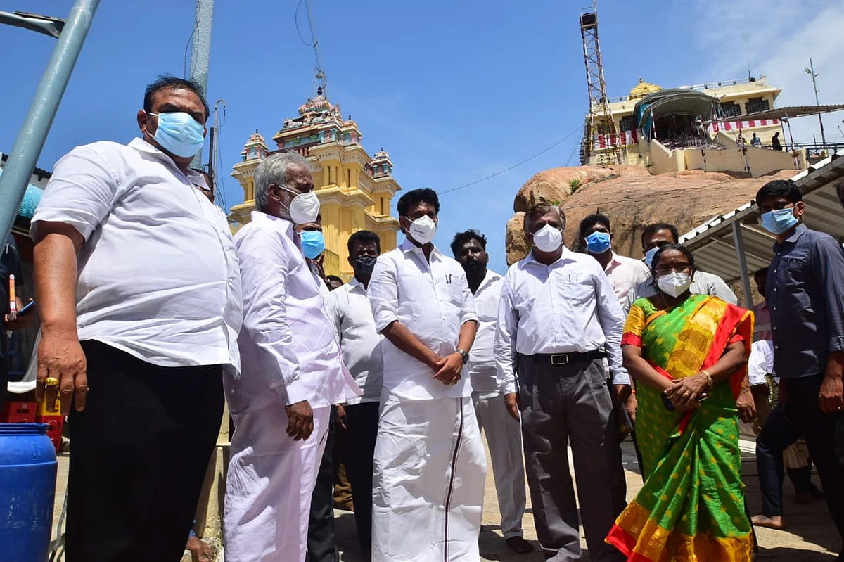 மலைக்கோட்டையில் ஆய்வு செய்யும் அமைச்சர் சேகர் பாபு