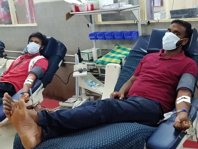 கோவை டு சென்னை... புற்றுநோயாளிக்கு ரத்தம் கொடுக்க காரிலேயே வந்து சென்ற இளைஞர்கள்!